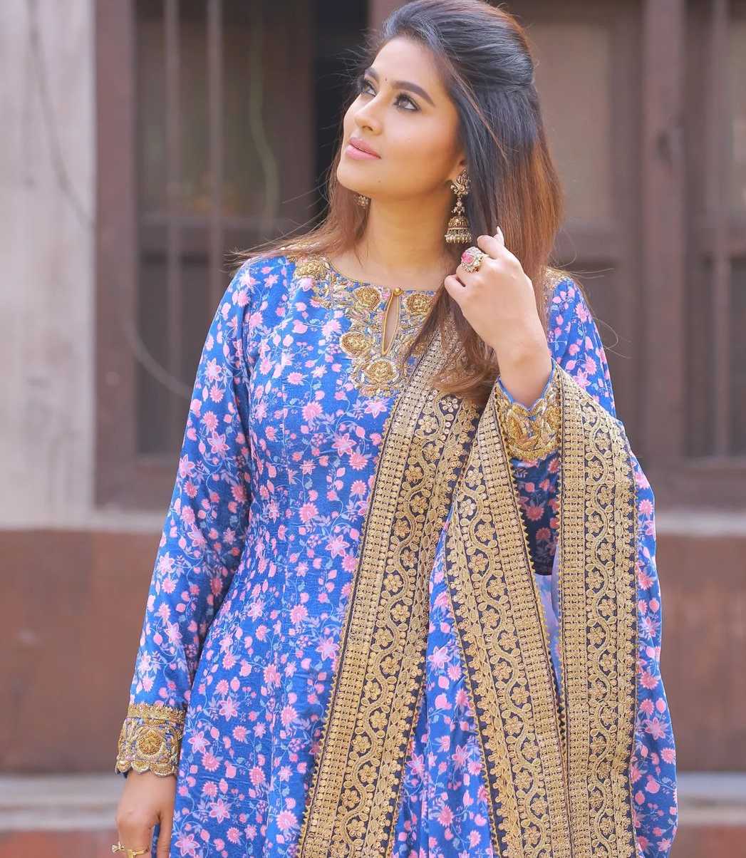 Sneha Prasanna in a blue floral printed embroidered salwar suit3